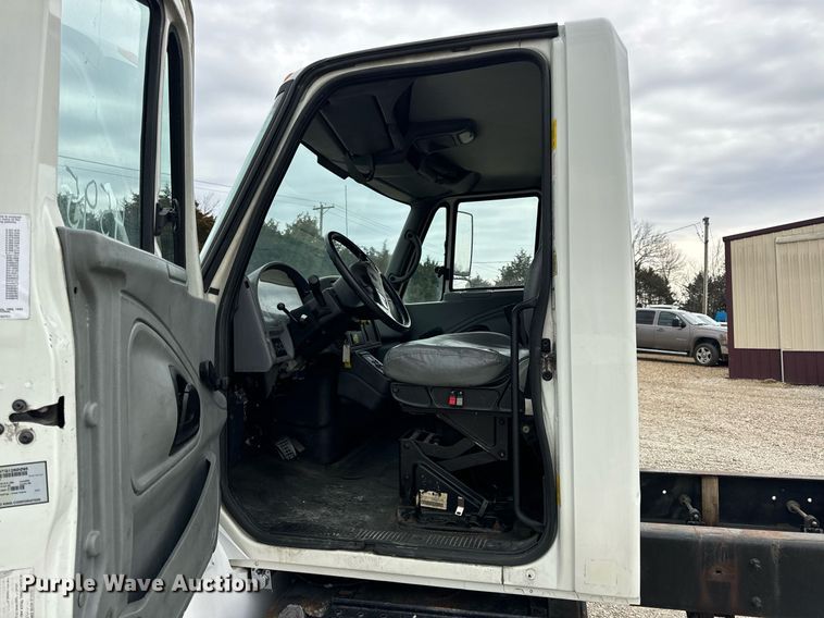 image for item EN5222 2007 International 4300 truck cab and chassis