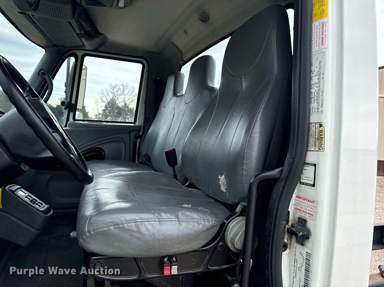 image for item EN5222 2007 International 4300 truck cab and chassis