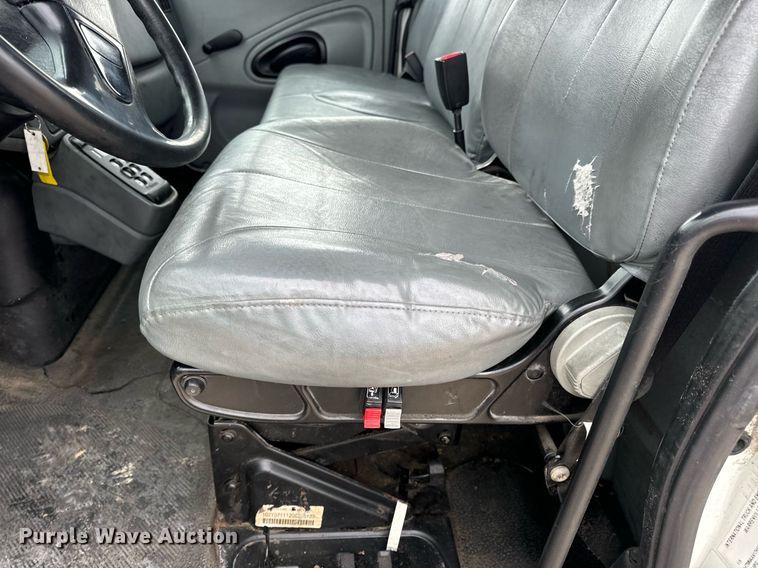 image for item EN5222 2007 International 4300 truck cab and chassis