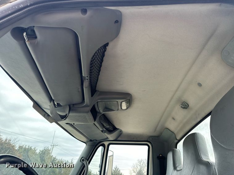 image for item EN5222 2007 International 4300 truck cab and chassis