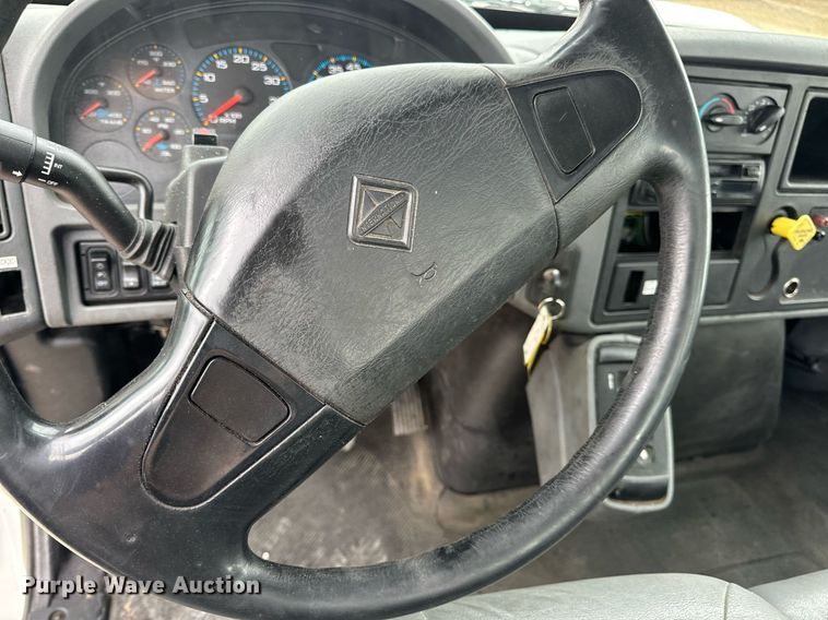 image for item EN5222 2007 International 4300 truck cab and chassis