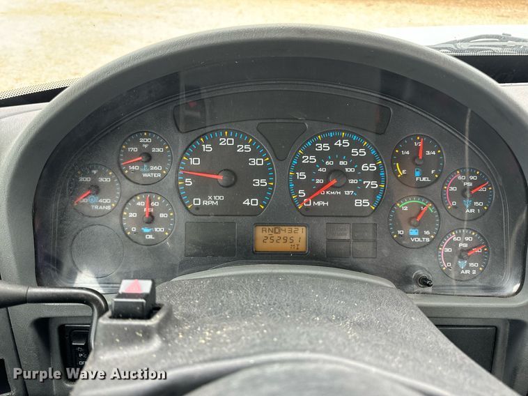 image for item EN5222 2007 International 4300 truck cab and chassis