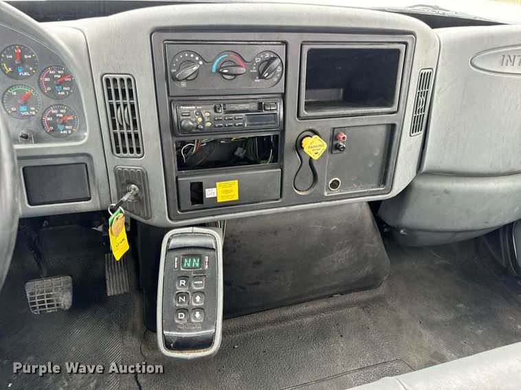 image for item EN5222 2007 International 4300 truck cab and chassis