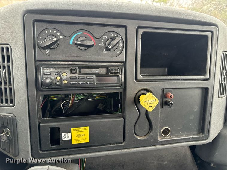 image for item EN5222 2007 International 4300 truck cab and chassis