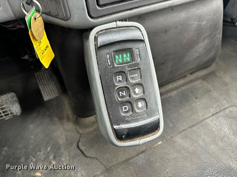 image for item EN5222 2007 International 4300 truck cab and chassis