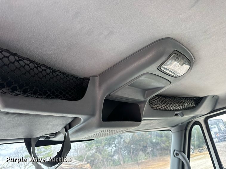 image for item EN5222 2007 International 4300 truck cab and chassis