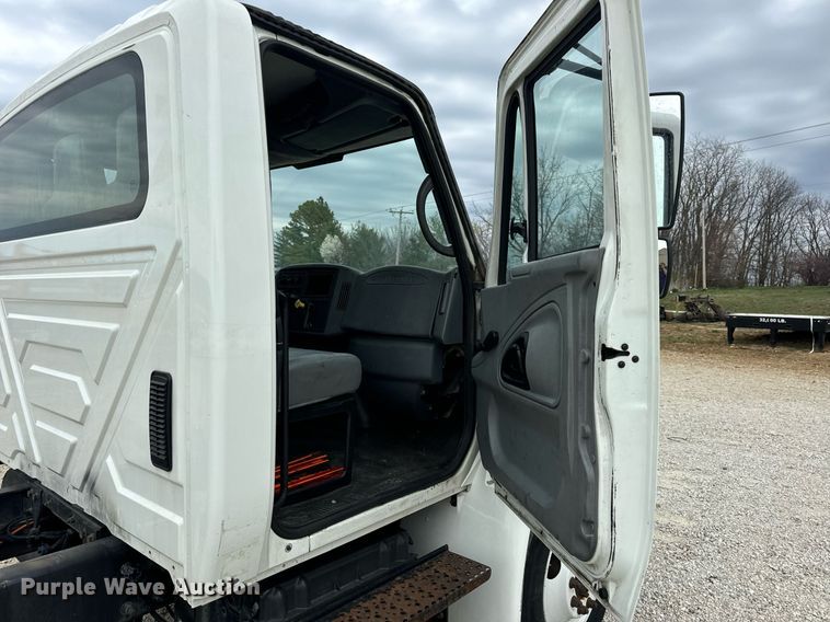 image for item EN5222 2007 International 4300 truck cab and chassis