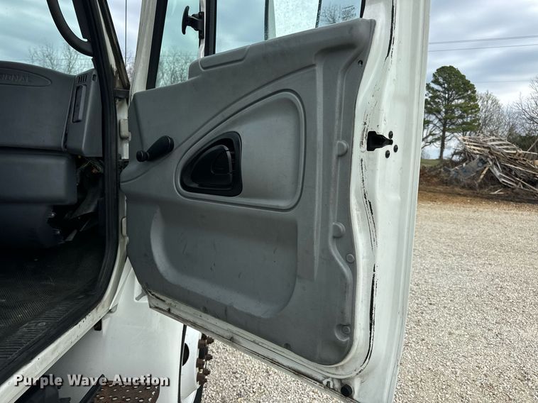 image for item EN5222 2007 International 4300 truck cab and chassis