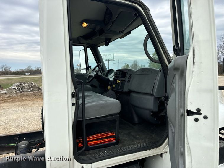 image for item EN5222 2007 International 4300 truck cab and chassis