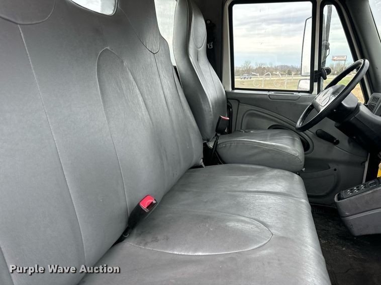 image for item EN5222 2007 International 4300 truck cab and chassis