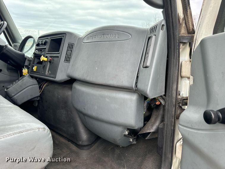 image for item EN5222 2007 International 4300 truck cab and chassis