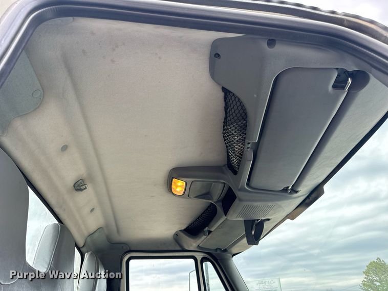 image for item EN5222 2007 International 4300 truck cab and chassis