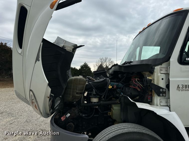 image for item EN5222 2007 International 4300 truck cab and chassis