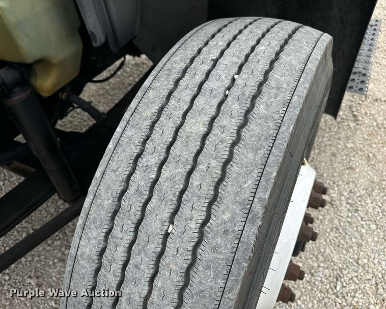 image for item EN5222 2007 International 4300 truck cab and chassis