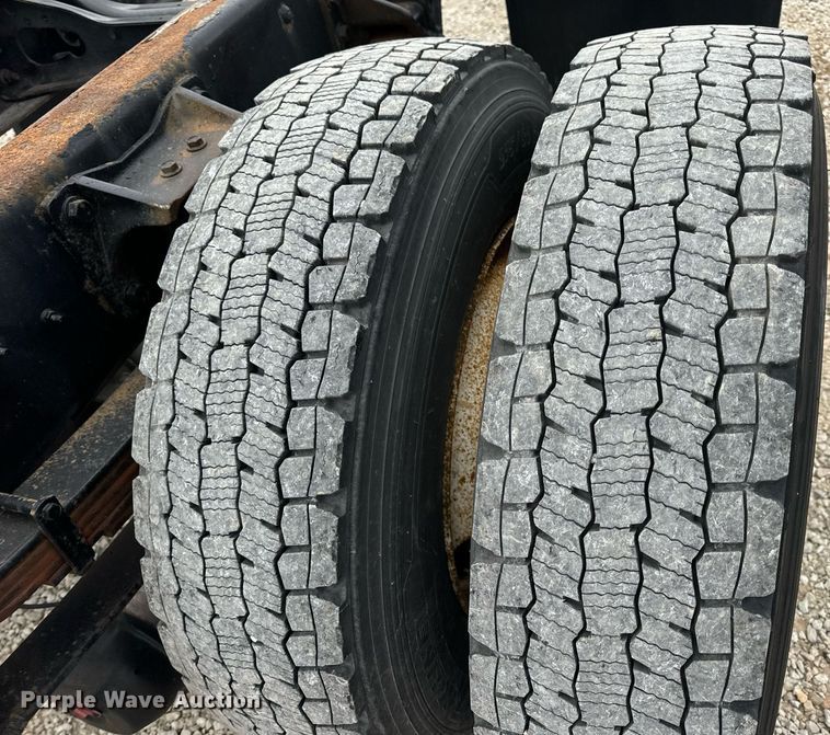 image for item EN5222 2007 International 4300 truck cab and chassis