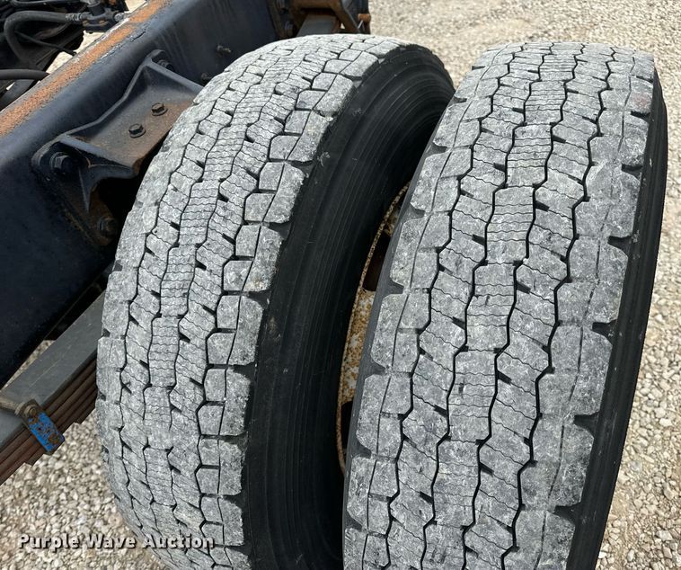 image for item EN5222 2007 International 4300 truck cab and chassis