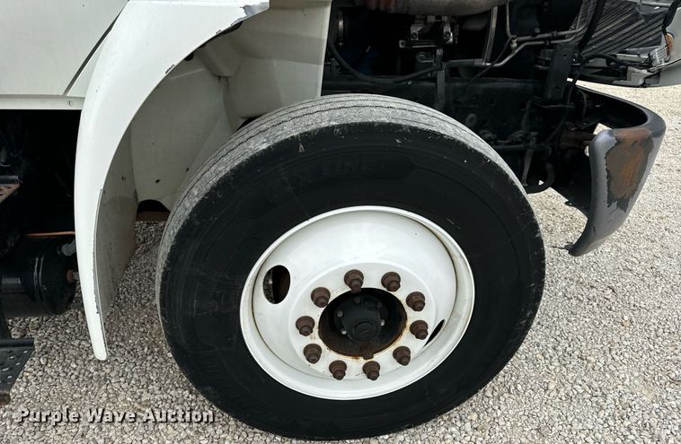 image for item EN5222 2007 International 4300 truck cab and chassis