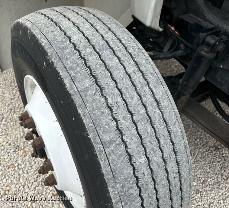 image for item EN5222 2007 International 4300 truck cab and chassis