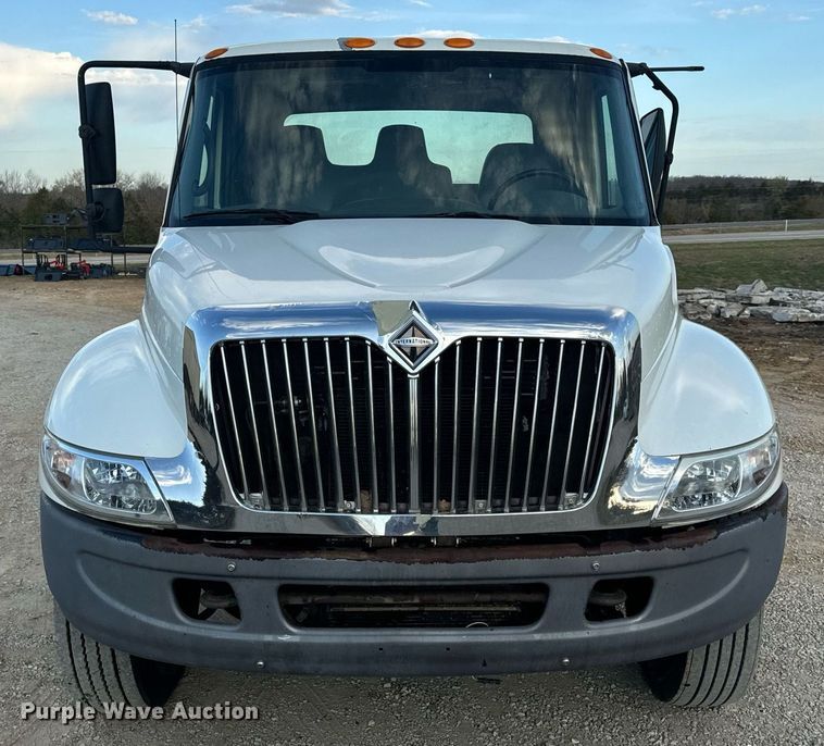 image for item EN5227 2005 International 4300 truck cab and chassis