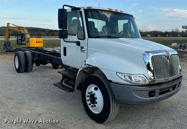 image for item EN5227 2005 International 4300 truck cab and chassis