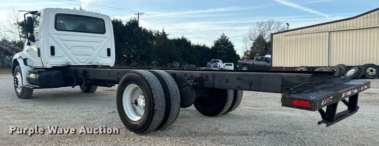 image for item EN5227 2005 International 4300 truck cab and chassis