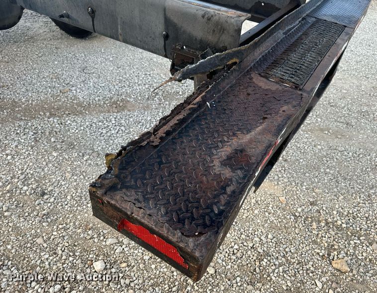 image for item EN5227 2005 International 4300 truck cab and chassis