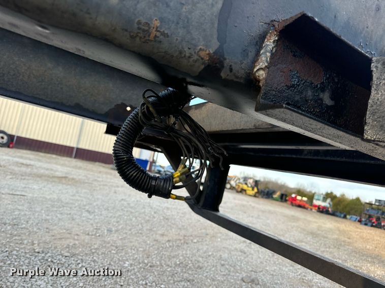 image for item EN5227 2005 International 4300 truck cab and chassis