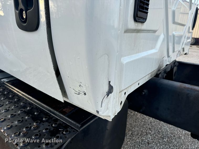 image for item EN5227 2005 International 4300 truck cab and chassis