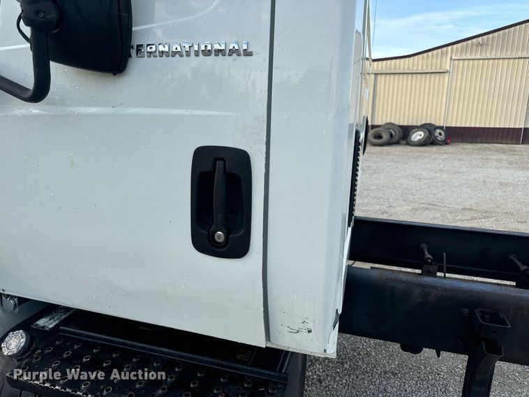 image for item EN5227 2005 International 4300 truck cab and chassis