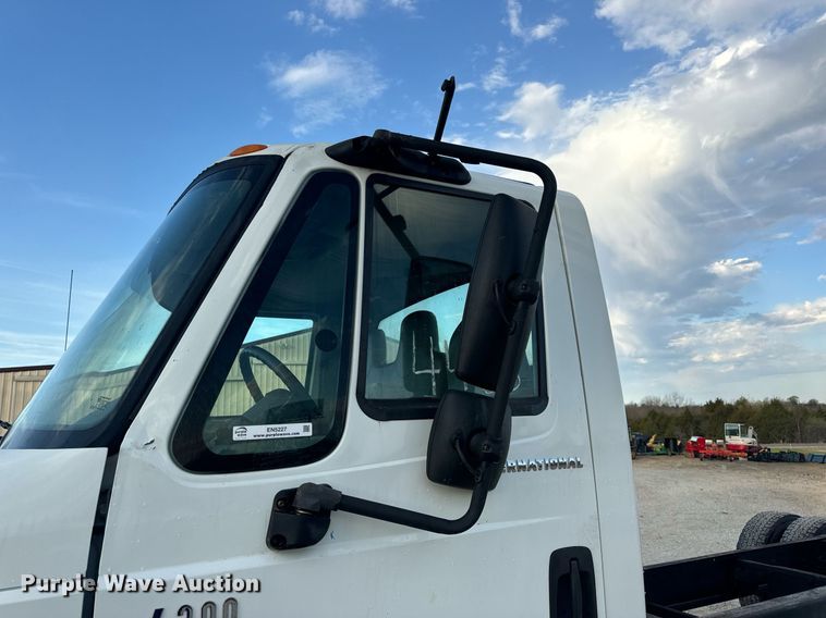 image for item EN5227 2005 International 4300 truck cab and chassis