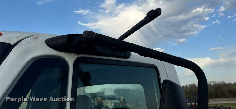 image for item EN5227 2005 International 4300 truck cab and chassis