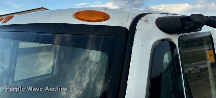 image for item EN5227 2005 International 4300 truck cab and chassis