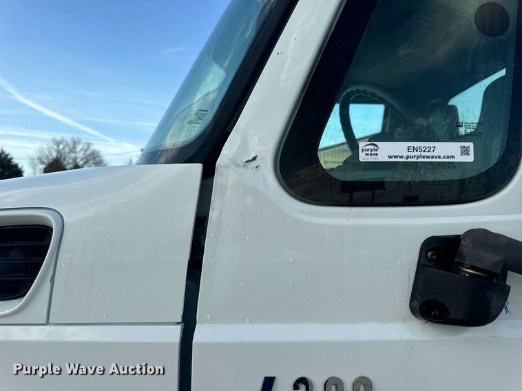 image for item EN5227 2005 International 4300 truck cab and chassis