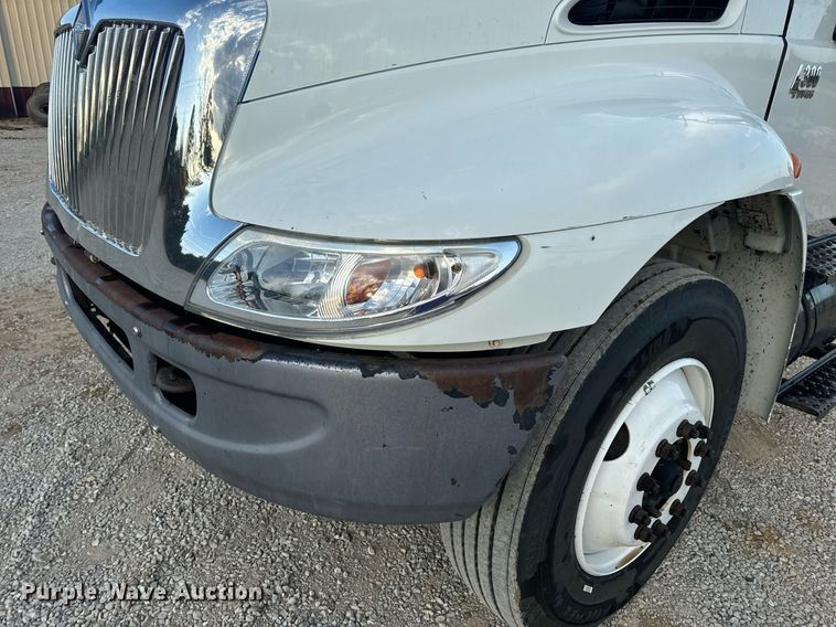 image for item EN5227 2005 International 4300 truck cab and chassis