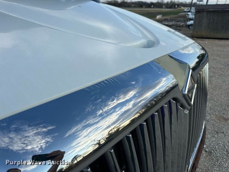 image for item EN5227 2005 International 4300 truck cab and chassis