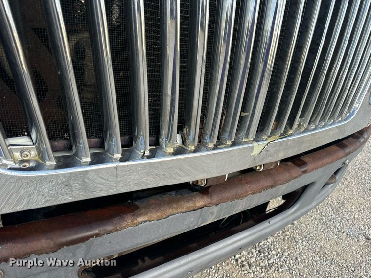 image for item EN5227 2005 International 4300 truck cab and chassis