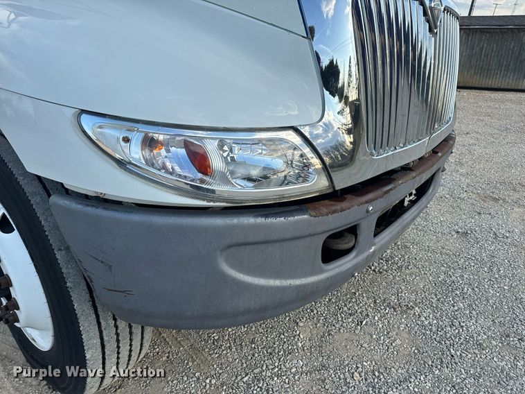 image for item EN5227 2005 International 4300 truck cab and chassis