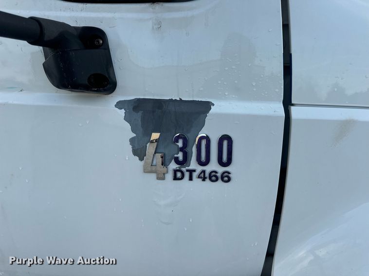 image for item EN5227 2005 International 4300 truck cab and chassis