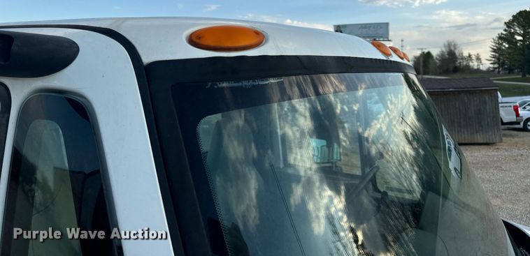 image for item EN5227 2005 International 4300 truck cab and chassis