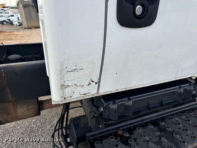 image for item EN5227 2005 International 4300 truck cab and chassis