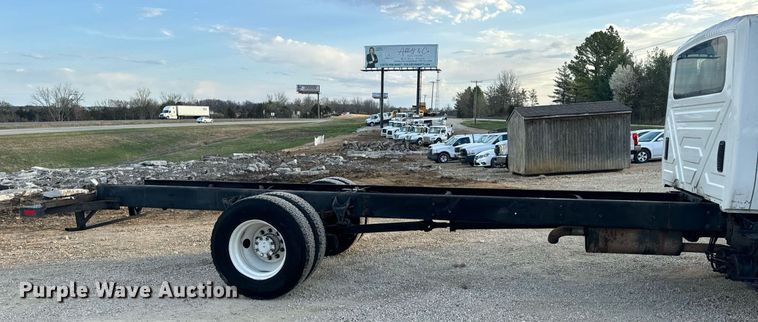 image for item EN5227 2005 International 4300 truck cab and chassis