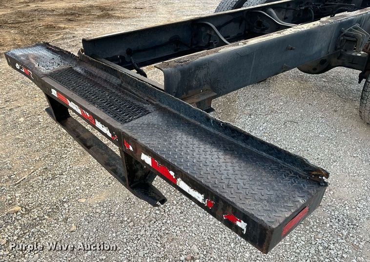 image for item EN5227 2005 International 4300 truck cab and chassis