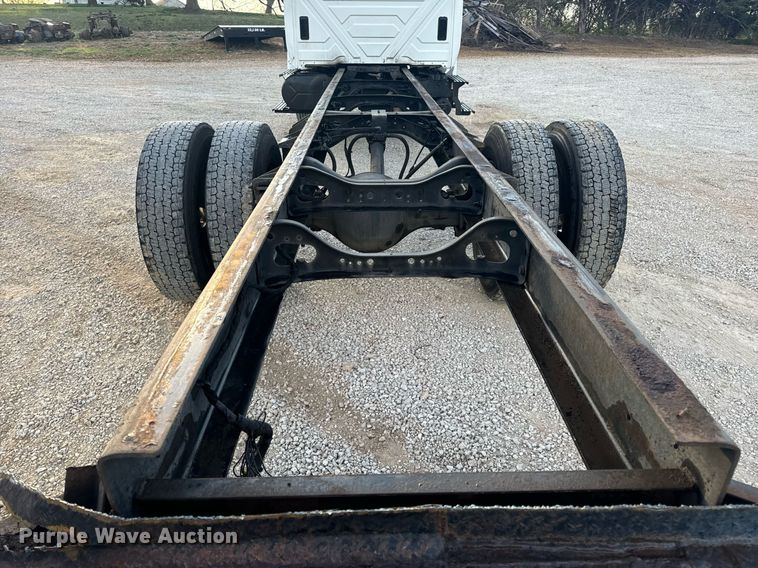 image for item EN5227 2005 International 4300 truck cab and chassis