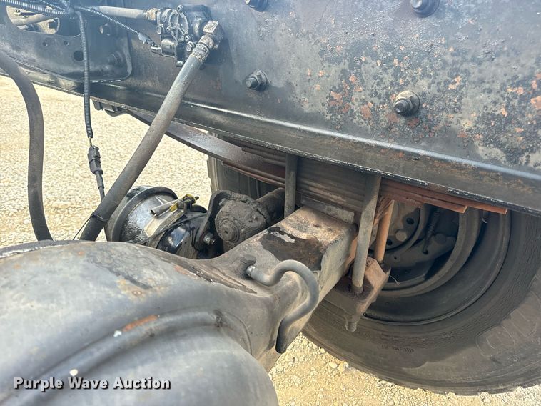 image for item EN5227 2005 International 4300 truck cab and chassis