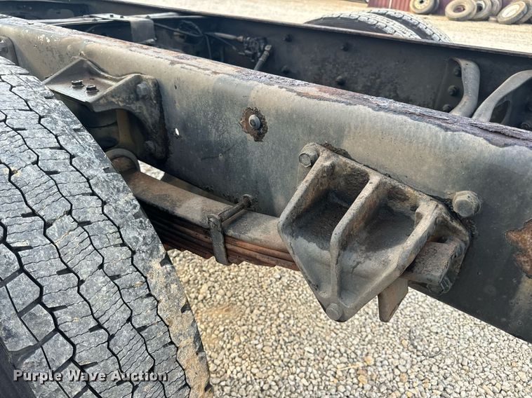 image for item EN5227 2005 International 4300 truck cab and chassis