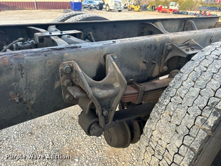 image for item EN5227 2005 International 4300 truck cab and chassis