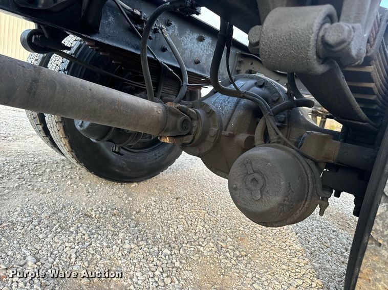 image for item EN5227 2005 International 4300 truck cab and chassis