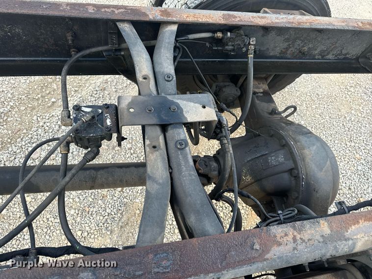 image for item EN5227 2005 International 4300 truck cab and chassis