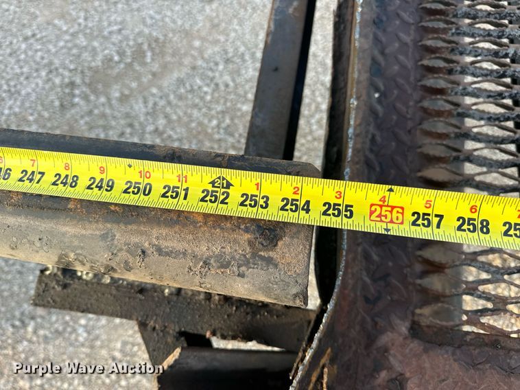 image for item EN5227 2005 International 4300 truck cab and chassis