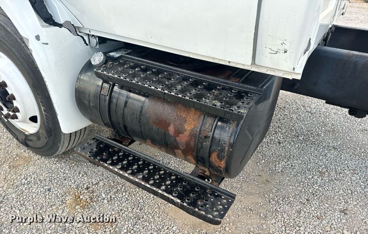 image for item EN5227 2005 International 4300 truck cab and chassis